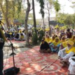 ਕਿਸਾਨ ਧਰਮਗੜ੍ਹ ਥਾਣੇ ਮੂਹਰੇ ਧਰਨਾ ਦਿੰਦੇ ਹੋਏ।