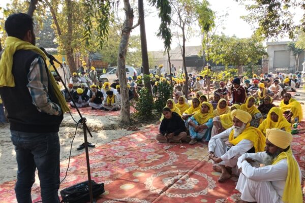 ਕਿਸਾਨ ਧਰਮਗੜ੍ਹ ਥਾਣੇ ਮੂਹਰੇ ਧਰਨਾ ਦਿੰਦੇ ਹੋਏ।