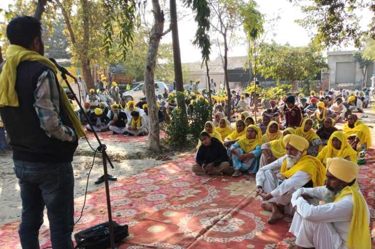 ਕਿਸਾਨ ਧਰਮਗੜ੍ਹ ਥਾਣੇ ਮੂਹਰੇ ਧਰਨਾ ਦਿੰਦੇ ਹੋਏ।