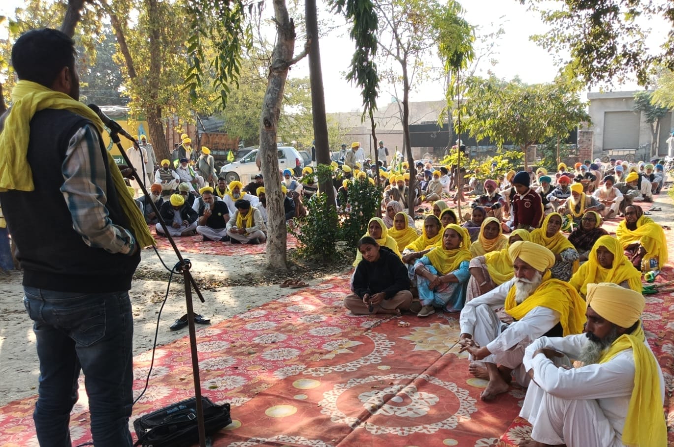 ਕਿਸਾਨ ਧਰਮਗੜ੍ਹ ਥਾਣੇ ਮੂਹਰੇ ਧਰਨਾ ਦਿੰਦੇ ਹੋਏ।