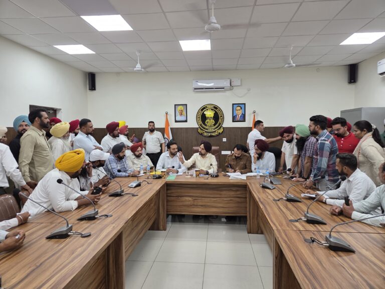 ਮੁੱਖ ਮੰਤਰੀ ਦੇ ਓ.ਐਸ.ਡੀ. ਸੁਖਵੀਰ ਸਿੰਘ ਨੇ ਧੂਰੀ ਵਿਖੇ ਲੋਕਾਂ ਦੀਆਂ ਮੁਸ਼ਕਲਾਂ ਸੁਣੀਆਂ