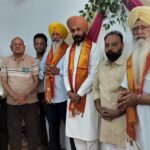 ਵਪਾਰੀ ਆਗੂ ਘਣਸ਼ਿਆਮ ਕਾਂਸਲ ਤੇ ਹੋਰ ਅਮਨਬੀਰ ਸਿੰਘ ਚੈਰੀ ਨੂੰ ਸਨਮਾਨਿਤ ਕਰਦੇ ਹੋਏ।