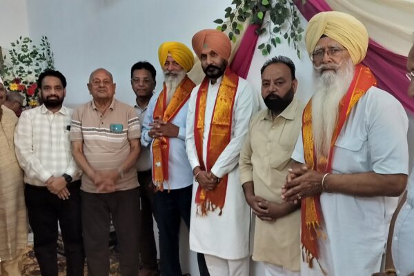 ਵਪਾਰੀ ਆਗੂ ਘਣਸ਼ਿਆਮ ਕਾਂਸਲ ਤੇ ਹੋਰ ਅਮਨਬੀਰ ਸਿੰਘ ਚੈਰੀ ਨੂੰ ਸਨਮਾਨਿਤ ਕਰਦੇ ਹੋਏ।