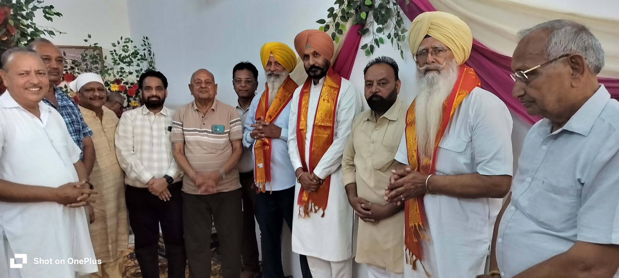 ਵਪਾਰੀ ਆਗੂ ਘਣਸ਼ਿਆਮ ਕਾਂਸਲ ਤੇ ਹੋਰ ਅਮਨਬੀਰ ਸਿੰਘ ਚੈਰੀ ਨੂੰ ਸਨਮਾਨਿਤ ਕਰਦੇ ਹੋਏ।